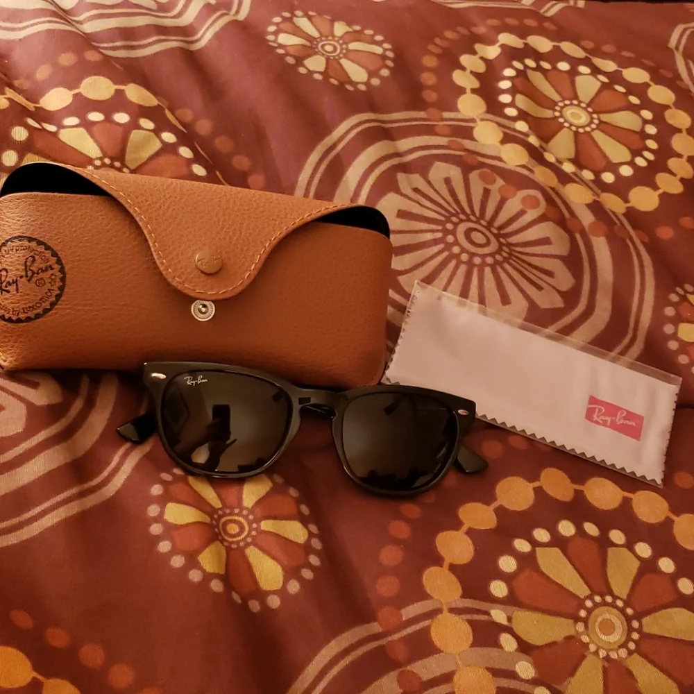 Black Ray-Bans, new without tags, comes with case!